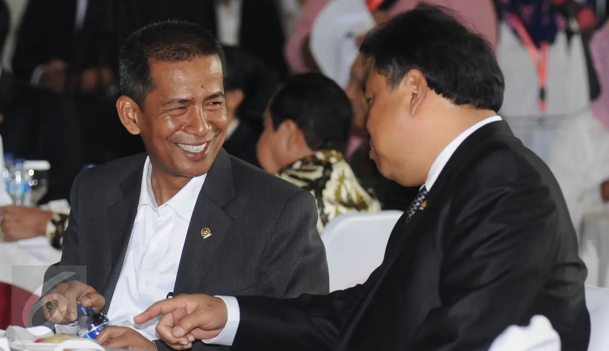 Saldi Isra (kiri) berbincang dengan Ketua Mahkamah Konstitusi, Arief Hidayat saat penyambutan di Jakarta, Selasa (11/4). Saldi Isra menjadi Hakim MK menggantikan Patrialis Akbar yang tersandung kasus dugaan penyuapan. (Liputan6.com/Helmi Fithriansyah)
