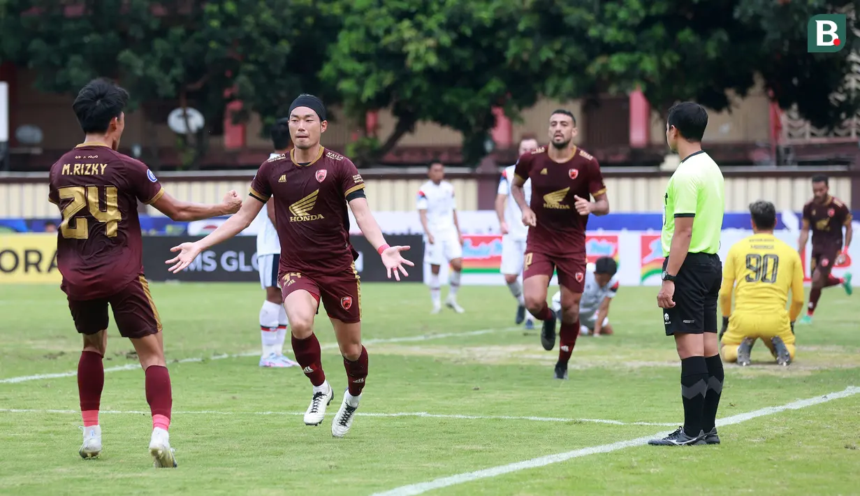 Pemain PSM Makassar, Kenzo Nambu (tengah) melakukan selebrasi setelah mencetak gol ke gawang Arema FC pada laga BRI Liga 1 2022/2023 di Stadion PTIK, Jakarta, Sabtu (4/2/2023). PSM Makassar menang dengan skor 1-0. (Bola.com/M Iqbal Ichsan)