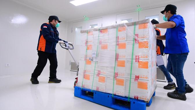 Vaksin Corona Sinovac disimpan di Bio Farma untuk dilakukan pengujian kembali sebelum akhirnya Vaksin COVID-19 buatan Sinovac Biotech Ltd memeroleh izin edar dan vaksinasi massal dilakukan. Vaksin Sinovac disimpan di cool room dengan suhu 2-8 derajat celcius (Foto: Muchlis Jr - Sekretariat Presiden)