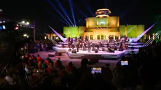 Pengunjung menyaksikan konser di teater terbuka Gedung Opera Kairo, Mesir, Kamis (9/7/2020). Gedung Opera Kairo kembali dibuka dengan menerapkan langkah-langkah anti-COVID-19 yang ketat. (Xinhua/Ahmed Gomaa)