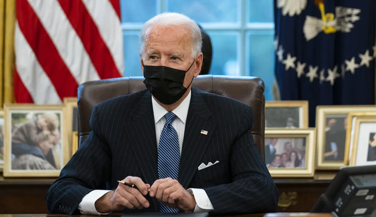 Presiden Amerika Serikat Joe Biden setelah menandatangani Perintah Eksekutif yang membatalkan larangan bagi transgender untuk masuk militer AS pada era Donald Trump di Kantor Oval Gedung Putih, Washington, Senin (25/1/2021). (AP Photo/Evan Vucci)