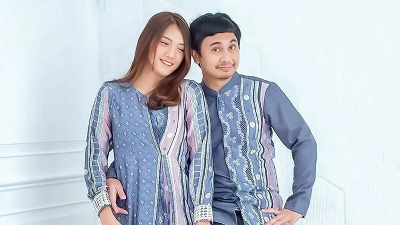 7 Potret Raditya Dika dan Anissa Aziza saat Pakai Baju Couple, Serasi