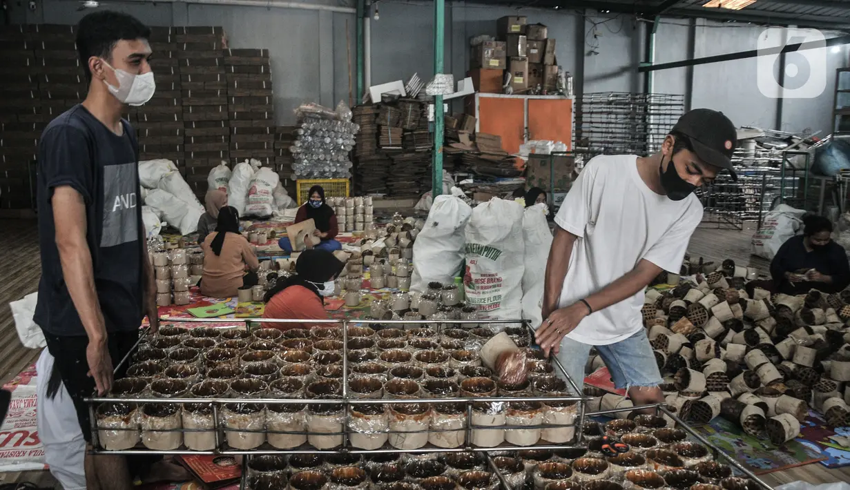 Aktivitas pekerja memproduksi kue keranjang Hoki di kawasan Sawangan, Depok,  Kamis (20/1/2022). Kim Hin yang hanya membuat kue keranjang saat tahun baru Imlek mampu memproduksi sekitar 30 ribu kue keranjang dengan kisaran harga Rp35.000-50.000 per dua buah. (merdeka.com/Iqbal S  Nugroho)