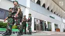 Personel TNI dan Polri melakukan pengamanan di Pengadilan Negeri Jakarta Selatan pada sidang pembacaan vonis terdakwa terorisme Aman Abdurrahman, Jumat (22/6). Polisi mengerahkan 450 personel mengamankan jalannya sidang. (Liputan6.com/Angga Yuniar)
