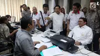 Sekjen Partai Gerindra Fadli Zon berbincang saat mendatangi Bareskrim Mabes Polri, Jakarta, Jumat (2/3). Salah satu akun yang dilaporkan oleh Fadli Zon adalah akun twitter milik Ananda Sukarlan. (Liputan6.com/Johan Tallo)