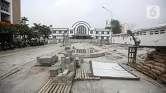 Suasana proyek revitalisasi di depan Stasiun Jakarta Kota, kawasan Kota Tua, Jakarta, Sabtu (23/7/2022). Pemprov DKI Jakarta menyatakan program revitalisasi di kawasan Kota Tua salah satunya bertujuan untuk meningkatkan aksesibilitas dengan mengintegrasikan beragam moda transportasi seperti kereta api, MRT, Transjakarta hingga angkutan perkotaan. (Liputan6.com/Faizal Fanani)