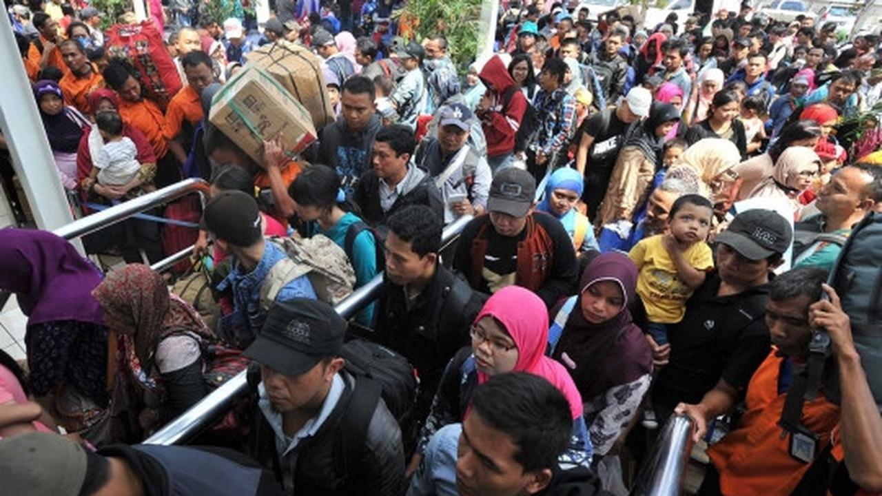 Pemudik mengantre panjang di Stasiun Senen