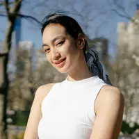 Ilustrasi perempuan cantik tersenyum. (c) John Diez /Pexels