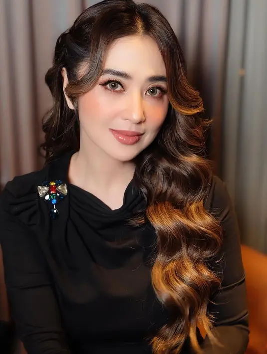 Mantan istri Saiful Jamil itu mengakui hubungannya dengan Rully sedang tidak baik. 
 [Instagram/dewiperssik9]