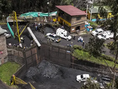 Pemandangan dari udara menunjukkan lokasi tempat penyelamat mencoba menjangkau sepuluh penambang yang terjebak setelah ledakan di tambang batu bara di kotamadya Sutatausa di departemen Cundinamarca, Kolombia pada 15 Maret 2023. (AFP/Daniel Munoz)