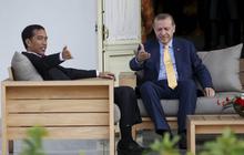 Akrabnya Jokowi dan Presiden Turki ngobrol santai di teras Istana
