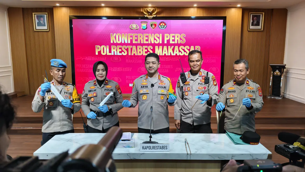 Polisi beberkan barang bukti peristiwa perang kelompok di Makassar. (Liputan6.com/Fauzan)
