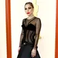 Lady Gaga Beri Kejutan Tampil Dadakan Tanpa Makeup dan Bantu Fotografer yang Terjatuh di Oscar 2023, Nyaris Absen Karena Syuting. (Gettyimages/MikeCoppola & Twitter: @gagadaily).