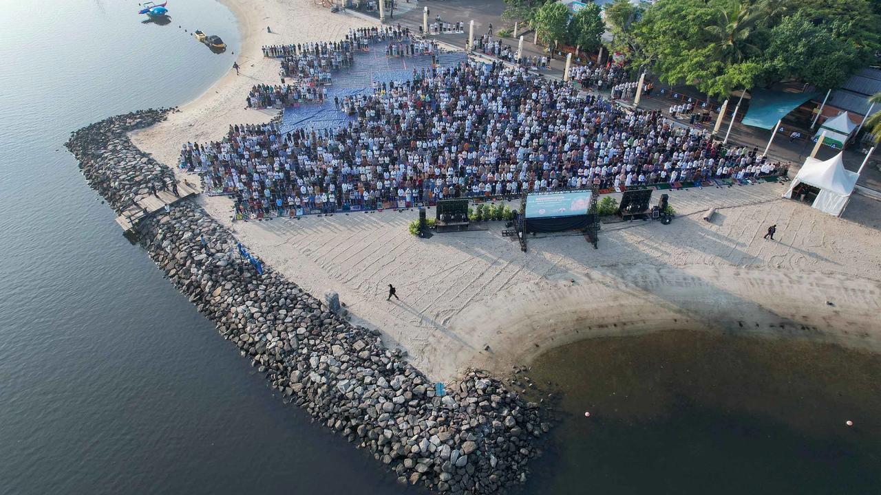 FOTO: Shalat Iduladha di Tepi Pantai Ancol Berlangsung Khidmat
