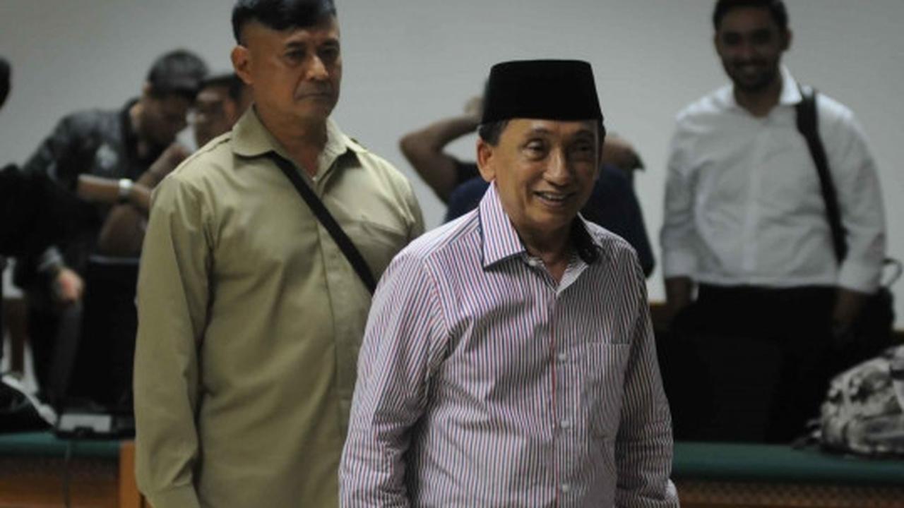 Sidang vonis ditunda, Fuad Amin tersenyum lepas
