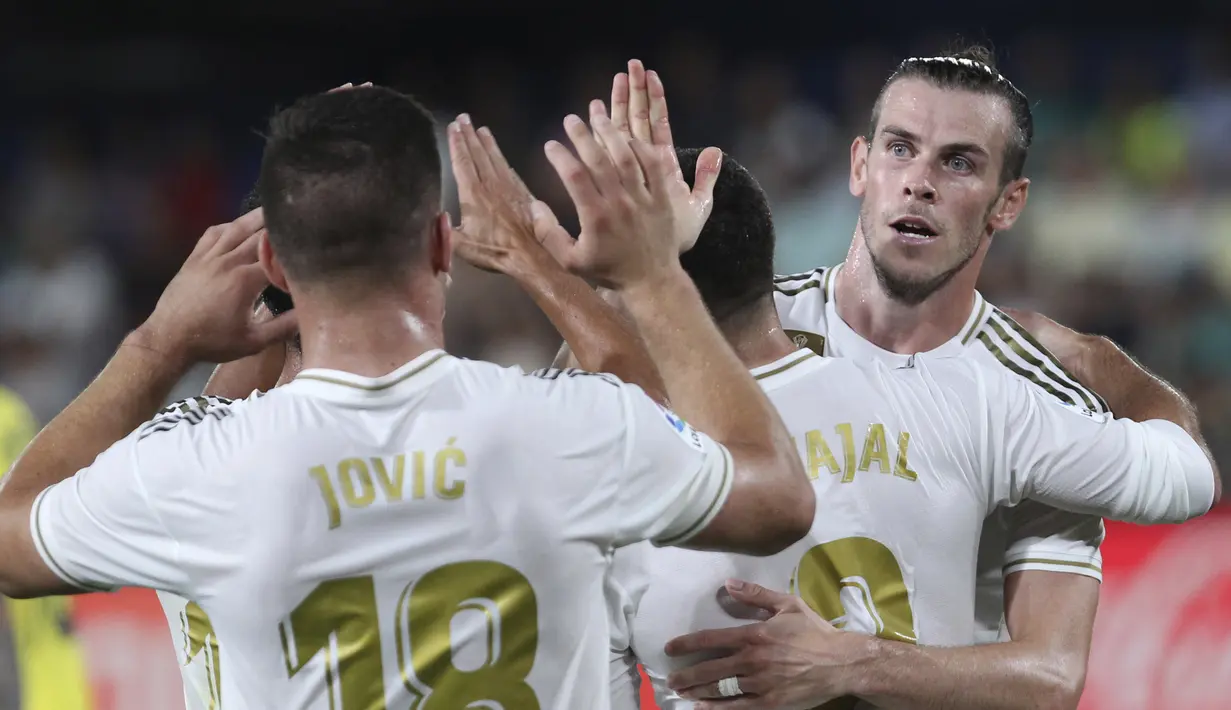 Penyerang Real Madrid, Gareth Bale berselebrasi usai mencetak gol ke gawang Villareal pada pertandingan La Liga Spanyol di stadion Ceramica (1/9/2019). Bale mencetak dua gol dan menyelamatkan Madrid dari kekalahan. (AP Photo/Alberto Saiz)