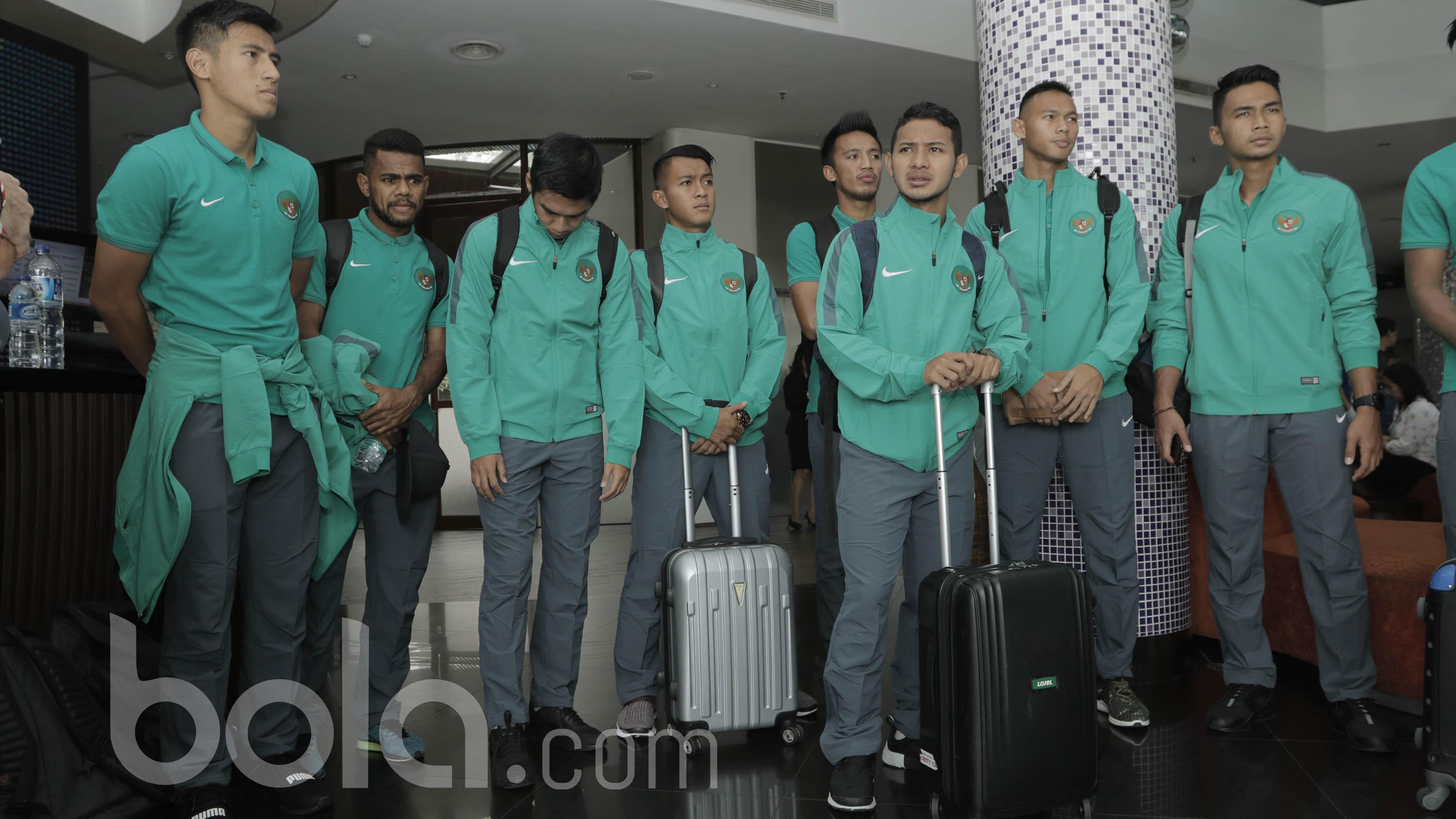Sejumlah pemain Timnas Indonesia U-22 jelang keberangkatan ke Kamboja di Jakarta, Senin (05/06/2017). Timnas Indonesia U-22 akan menghadapi laga uji coba melawan Kamboja pada 8 Juni 2017. (Bola.com/M Iqbal Ichsan)