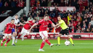 Striker Nottingham Forest, Chris Wood membobol gawang Aston Villa melalui titik putih di ajang leg pertama semifinal Liga Europa, Jumat (1/5/2026) (David Davies/PA via AP)