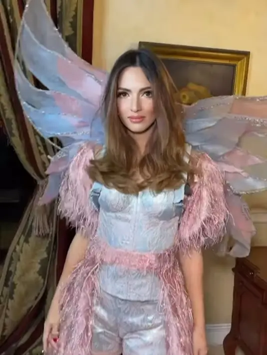 Tak hanya Luna Maya, penampilan Nia Ramadhani menjelma jadi peri juga patut diacungi jempol. Tak tanggung-tanggung, Nia tampil dengan jumpsuit pendek berumbai bernuansa merah muda, lengkap dengan sayapnya. [Foto: Instagram/ramadhaniabakrie]