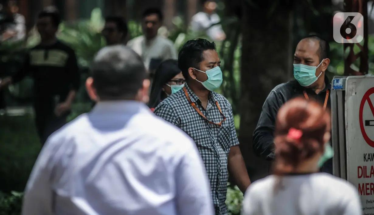 Sejumlah karyawan menggunakan masker saat beraktifitas di luar kantor di Jakarta, Senin (2/3/2020). Usai diumukan Presiden Jokowi bahwa ada 2 WNI yang terkena virus corona, banyak para pekerja menggunakan masker saat beraktifitas. (Liputan6.com/Faizal Fanani)