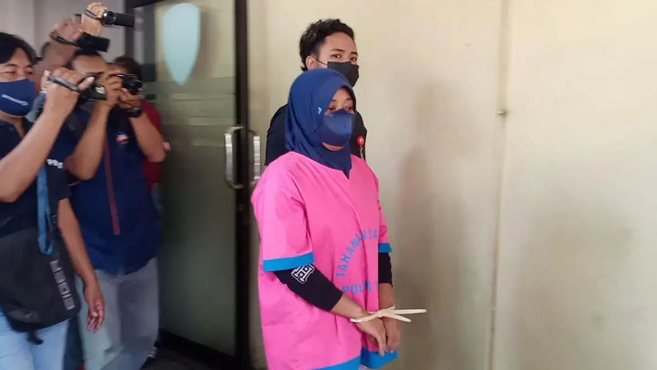 Janda berinisial UR diamankan polisi karena kuras isi ATM majikan. (Ahmad Adirin/Liputan6.com).