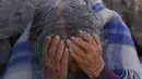 Seorang wanita suku Aymara berdoa pada hari puasa sebagai ritual meminta hujan di Gunung Suci Inca Pucara, Chiquipata, Bolivia, Rabu (16/11/2022). Penduduk dataran tinggi La Paz mengatakan rendahnya curah hujan yang terjadi sejak September membuat mereka tidak bisa menanam kentang, buncis, dan kacang polong. (AP Photo/Juan Karita)
