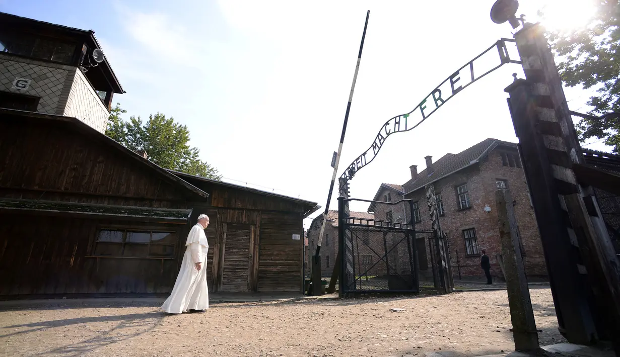 Paus Fransiskus saat berkunjung ke kamp konsentrasi Nazi Auschwitz di Oswiecim, Polandia, Jumat (29/7). Sekitar 1,1 juta orang tewas di tangan Nazi Jerman di kamp tersebut dari tahun 1940 hingga 1945. (REUTERS / David W Cerny)