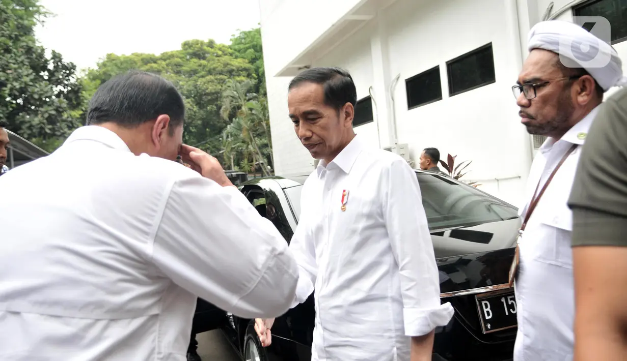 Presiden Joko Widodo saat tiba di RSPAD Gatot Soebroto, Jakarta, Kamis (10/10/2019). Jokowi menjenguk Menko Polhukam Wiranto akibat penyerangan oleh pria yang terpapar paham radikalisme di Pandeglang, Banten. (merdeka.com/Iqbal S. Nugroho)