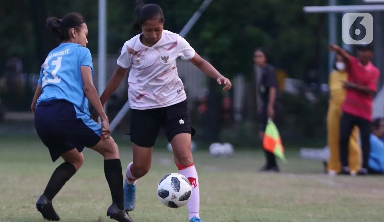 Pesepak bola timnas putri Indonesia saat melakoni internal game dengan Bina Putra FC di Lapangan D, Kompleks Gelora Bung Karno, Senayan, Jakarta, Rabu (17/3/2021). Latihan tersebut persiapan laga ajang SEA Games 2021 Vietnam. (Liputan6.com/Helmi Fithriansyah)