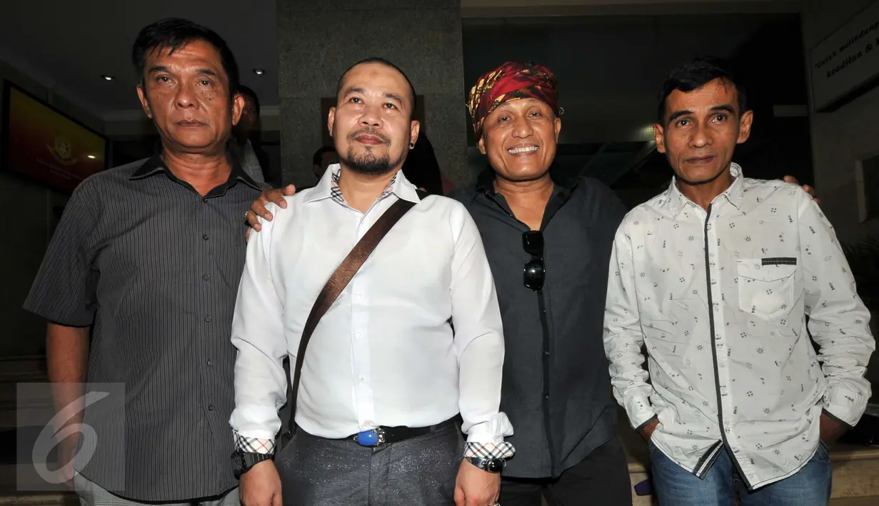 (Ki-ka) Youngki RM, Wahyu WHL, Ryan Kyoto dan Papa T. Bob mendatangi Bareskrim, Jakarta, Selasa (11/3/2015) Kedatangan mereka untuk melaporkan 3 brand karoke Puppy dalam pelanggaran hak cipta bidang penggandaan. (Liputan6.com/Helmi Afandi) 