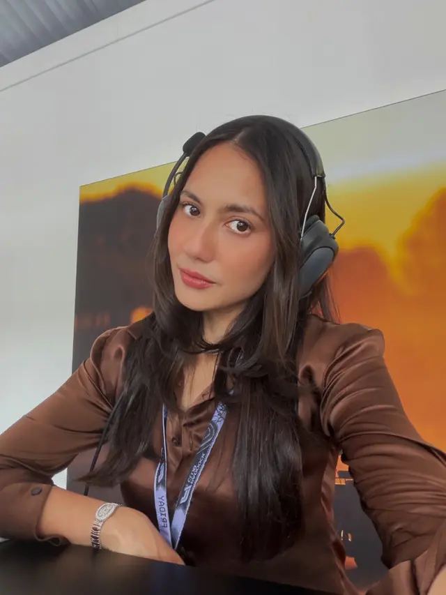 Pesona Quiet Luxury Pevita Pearce Nonton Bahrain Grand Prix, Padukan Setelan Satin dan Tas Fendi Rp109jutaan