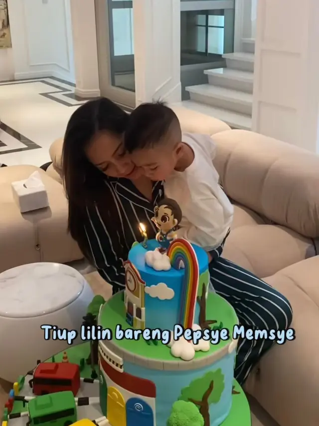 Potret Cipung dan Kue Raksasa (Instagram/@raffinagita1717)