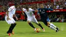 Gelandang Real Madrid, Cristiano Ronaldo (kanan) berusaha melewati dua pemain Sevilla pada lanjutan La Liga di Estadio Ramon Sanchez Pizjuan, Spanyol (9/11/2015). Sevilla menang atas Real Madrid dengan skor 3-2. (REUTERS/Marcelo del Pozo)