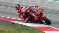 Kemenangan ini menjadi yang ketiga diraih Francesco Bagnaia secara beruntun. Sebelumnya, pembalap asal Italia itu juga menjadi juara pada MotoGP Belanda dan Inggris. (AP/Florian Schroetter)