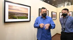 Direktur Utama Bank BTN Haru Koesmahargyo Bersama Corporate Secretary Bank BTN Ari Kurniaman meninjau Pameran Foto Anugerah Jurnalistik Bank BTN Tahun 2022 di Menara BTN, Jakarta, Kamis (10/3/2022). (Liputan6.com/HO/BTN)