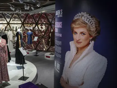Gaun yang dikenakan Putri Diana ditampilkan pada pratinjau media jelang lelang Princess Diana's Elegance & A Royal Collection di Hong Kong, Rabu, 17 April 2024. (AP Photo/Vernon Yuen)