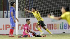 Gelandang Barito Putera, Alief Jaelani melakukan selebrasi usai mencetak gol pertama timnya ke gawang Arema FC dalam laga matchday ke-2 Grup A Piala Menpora 2021 di Stadion Manahan, Solo, Kamis (25/3/2021). Barito Putera sementara unggul 2-0 atas Arema FC di babak pertama. (Bola.com/Arief Bagus)