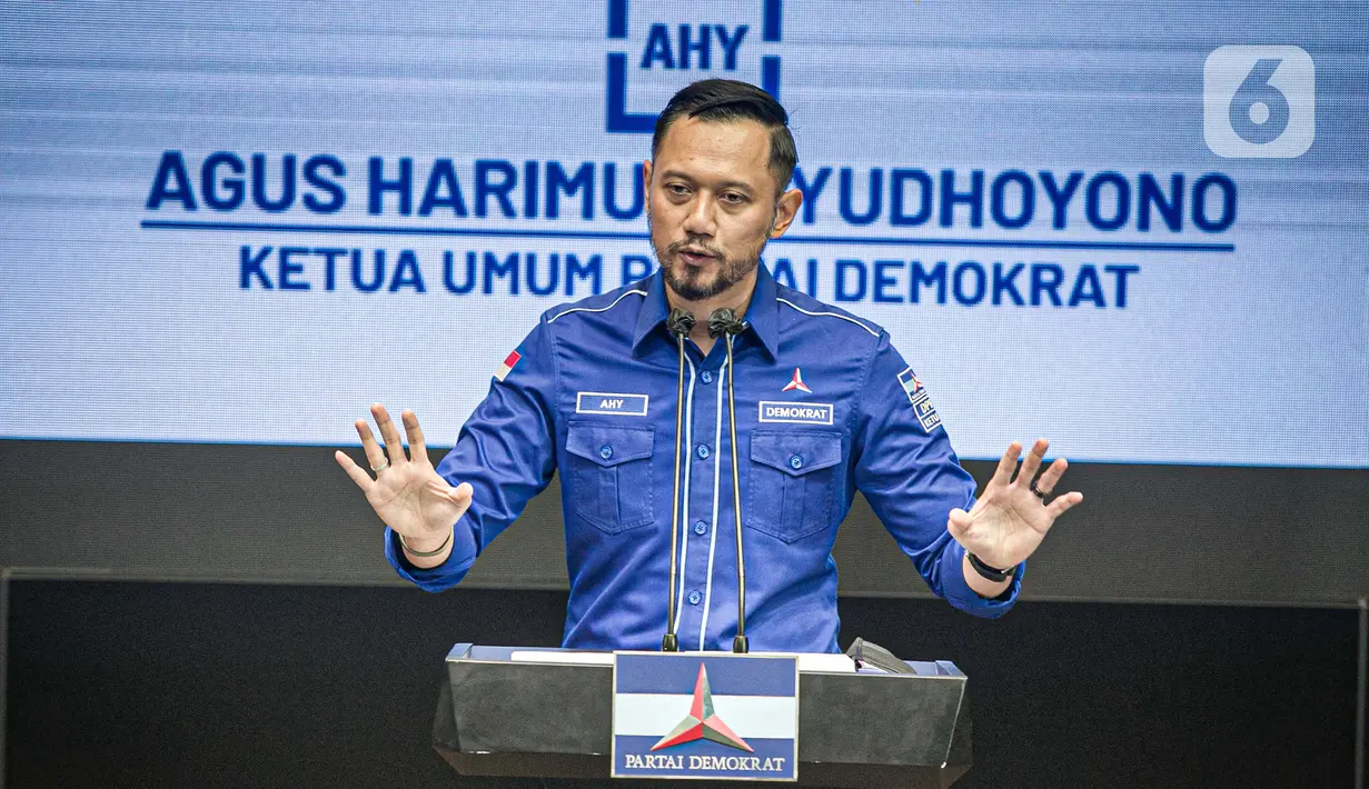 Ketua Umum Partai Demokrat Agus Harimurti Yudhoyono (AHY) saat konferensi pers terkait KLB Partai Demokrat di DPP Pusat Partai Demokrat, Jakarta, Jumat (5/3/2021). AHY memberikan respons atas KLB di Deliserdang yang menetapkan Moeldoko sebagai ketua umum Partai Demokrat. (Liputan6.com/Faizal Fanani)