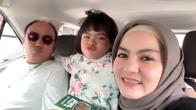 Jarang Terekspos, Ini 6 Momen Kebersamaan Azis Gagap dan Istri Kedua