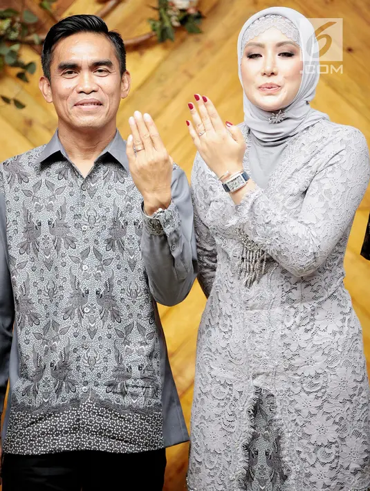 Aktris Shinta Bachir bersama anggota DPRD Sidrap, Idham Masse memperlihatkan cincin saat acara lamaran di Jakarta, Sabtu (8/9). Rencananya, Shinta dan duda tiga anak itu akan menggelar pernikahan pada 11 November mendatang. (Liputan6.com/Faizal Fanani)