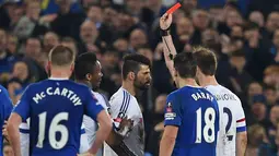 Penyerang Chelsea, Diego Costa (tengah)  mendapat kartu merah dari wasit Michael Oliver pada perempat final Piala FA di Goodison Park, Liverpool, Minggu (13/3/2016) dini hari WIB. (AFP/Paul Ellis)