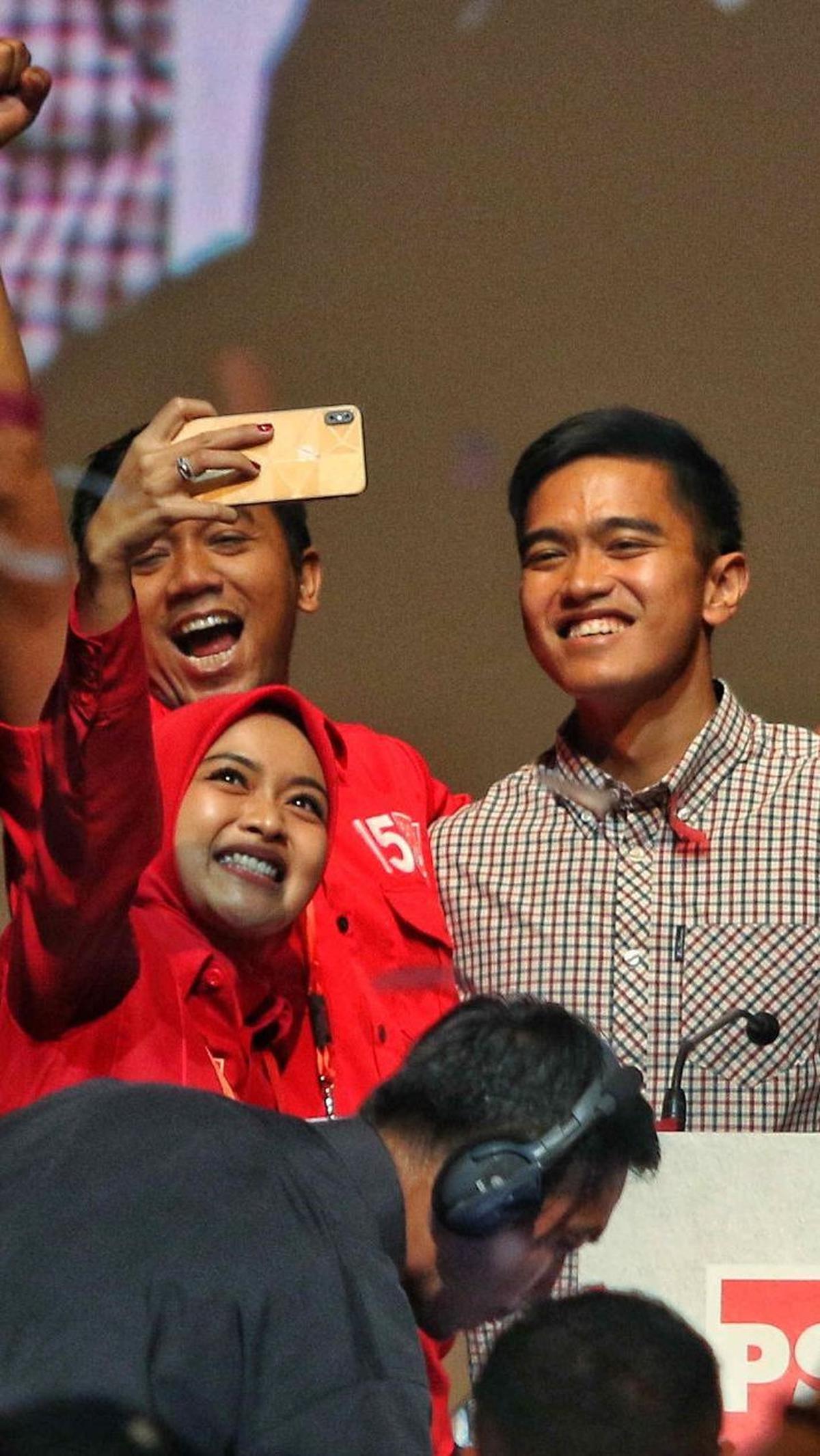 Momen tersebut juga dimanfaatkan oleh sejumlah kader untuk berfoto bersama Ketua Umum PSI yang baru Kaesang Pangarep.