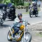 Presiden Joko Widodo atau Jokowi mengendarai motor Chopper saat blusukan di Sukabumi, Jawa Barat, Minggu (8/4). Presiden mengendarai motornya untuk meninjau pelaksanaan program padat karya tunai. (Liputan6.com/Pool/Biro Pers Setpres)