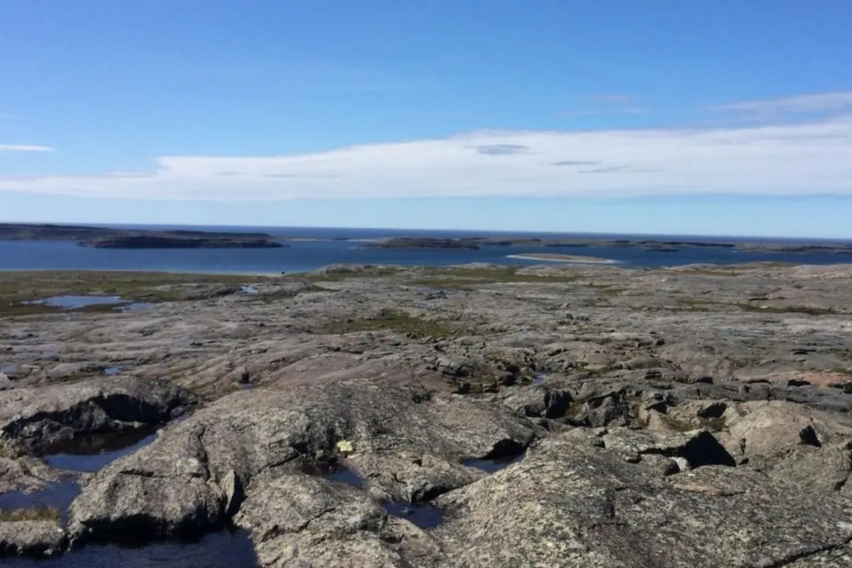 Situs bebatuan tertua di Bumi, sekitar 29 kilometer dari Inukjuak, di Nunavik, Kanada. Credit: Universitas Ottawa