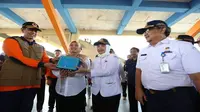 Kepala BNPB dan Kepala BMKG menyerahkan alat pendeteksi gempa bumi kepada Badan Penanggulangan Bencana Daerah (BPBD) Kabupaten Pandeglang pada 14 Agustus 2019. (Dok Badan Nasional Penanggulangan Bencana/BNPB)
