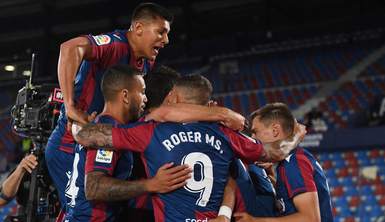 Para pemain Levante merayakan gol kedua ke gawang Barcelona yang dicetak gelandang Jose Luis Morales dalam laga lanjutan Liga Spanyol 2020/2021 pekan ke-36 di Ciutat de Valencia Stadium, Valencia, Selasa (11/5/2021). Levante bermain imbang 3-3 dengan Barcelona. (AFP/Jose Jordan)