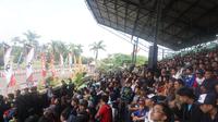 Ribuan warga Cimahi yang datang untuk memeriahkan Honda Dream Cup 2017 yang berlangsung di Sirkuit Sirkuit Brigif 15 Kujang Cimahi, Minggu (16/4/2017). (Bola.com/Zulfirdaus Harahap)