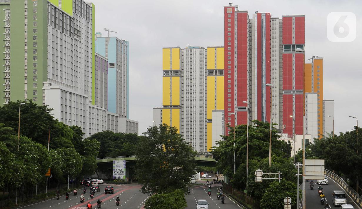 Sejumlah kendaraan melintas di dekat Wisma Atlet Kemayoran, Jakarta, Selasa (11/2/2025). (Liputan6.com/Herman Zakharia)