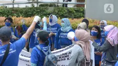 Nasabah Bumiputera melakukan aksi unjuk rasa Asuransi Jiwa Bersama (AJB) Bumiputera di depan kantor Wisma Bumiputera, Jakarta, Rabu (21/10/2020). Para korban gagal bayar AJB Bumiputera  menuntut kejelasan untuk polis dibayar. (merdeka.com/Imam Buhori)