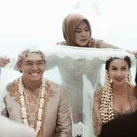 Melihat potret Estelle Linden yang tampil ayu dengan kebaya rancangan Didiet Maulana (instagram/estellelinden)